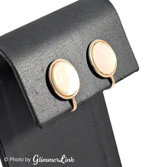 Vintage Round Flat Mother of Pearl Gold Tone Screw Back Earrings - Picture 2 of 11